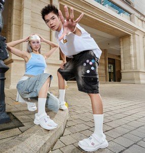 Sandalias informales unisex FX Fashion para todas las estaciones, Punta abierta blanca con correa de talón giratoria y EVA moldeada con logotipo hecho en Vietnam - Product Image 4