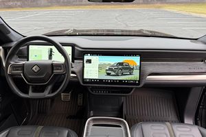 Rivian R1T Adventure Edition 2022 Usada, Motor Cuádruple, Tracción en las Cuatro Ruedas, Paquete de Batería Grande, Sin Modificar - Product Image 4