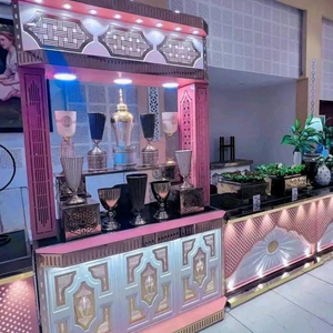 Comptoir de buffet de mariage à LED en verre incurvé avec base chromée | Table de présentation de restauration de réception de luxe pour événements et banquets - Product Image 3