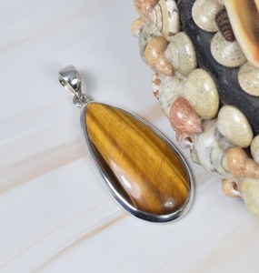 Pendentif Charme Délicat en Argent Sterling 925 Pur, Bijou Unique Pierre de Naissance, Luxe Artisanal, Pierre Naturelle Œil de Tigre Forme Poire - Product Image 1