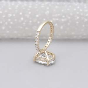 Anillo de Compromiso con Halo Oculto de Corte Ovalado Certificado por IGI con Banda de Diamantes Redondos en Pavé - Product Image 4