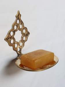 Porte-savon mural en laiton antique, motif floral gravé, décoration métallique de luxe, disponible à prix de gros. - Product Image 4