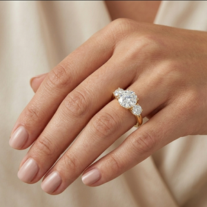 แหวนเพชรแท้ทรงกลมเจียระไนแบบบริลเลียนท์ประดับเพชรด้านข้าง ทองคำขาว 18K สำหรับผู้หญิง จาก LILABA ENTERPRISE ระดับความสะอาด F VVS2 ได้รับการรับรองจาก GIA - Product Image 3
