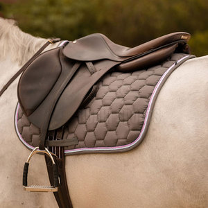 Tapis de selle matelassé doux avec tissu respirant, coupe ergonomique et rembourrage absorbant les chocs - Product Image 3