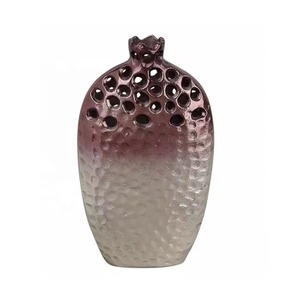 Ensemble de vases en métal doré à texture martelée moderne pour la décoration de la maison de luxe, étagère de salon et style de table centrale en provenance d'Inde - Product Image 6
