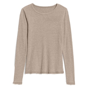 T-shirt pour femme au style décontracté, conçu pour un port relaxé avec un look raffiné et un attrait mode quotidien irrésistible - Product Image 1