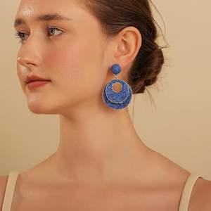 Boucles d'oreilles en raphia faites à la main pour femmes-Bijoux légers Boho Dangle, vacances à la plage d'été, design rond ovale en paille - Product Image 1
