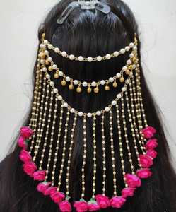 Broche de cheveux florale faite à la main avec fleur artificielle perle Ghunghroo casque personnalisé Sangeet accessoire de mariée faveurs de demoiselles d'honneur - Product Image 1
