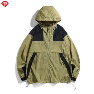 Chaqueta cortavientos de carcasa dura personalizada Chaqueta cortavientos informal transpirable de nailon 100% con capucha personalizada de alta calidad a bajo precio - Product Image 4