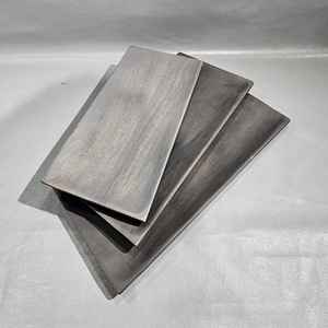 Bandeja de servicio de madera de estilo antiguo con asas talladas para platos y platos de temas rústicos o vintage disponibles para la venta - Product Image 3