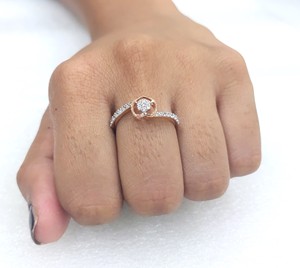 Bague de fiançailles de luxe style vintage avec cluster de diamants de laboratoire de 0,25 carat, or rose massif 14 carats, certifiée IGI, unique et élégante - Product Image 6