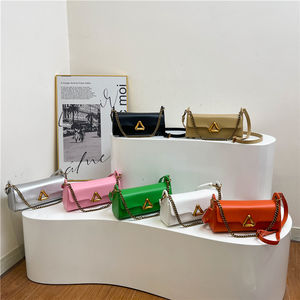 กระเป๋าสะพายไหล่หนัง PU วีแกนสำหรับผู้หญิงหรูหรากระเป๋าสะพายโลหะทรงสามเหลี่ยมมีฝาปิดสีล้วน - Product Image 2