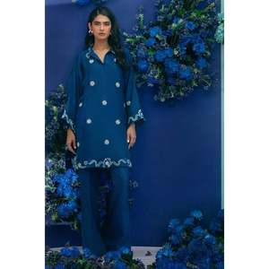 Conjunto de Dos Piezas de Satén Bordado para Mujer, Camisa y Pantalones Cortos Azul Marino con Mangas Tres Cuartos, Talla XS - Product Image 1