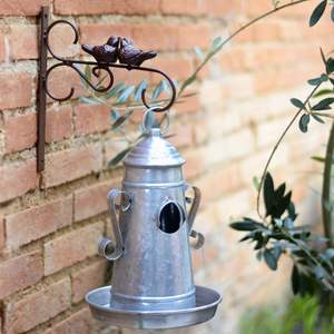 Casa para pájaros de metal duradero para decoración de jardín exterior que ofrece una fuerte protección contra la intemperie con un acabado rústico hecho a mano. - Product Image 6