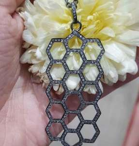จี้รังผึ้งทรงหกเหลี่ยมแนววินเทจประกายเพชรปูประกาย925เงินสีดำโรเดียมเครื่องประดับขนาด55X26มม. - Product Image 2