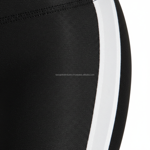 Ensemble de sport noir et blanc OEM personnalisé pour femme, ensemble de yoga avec bordure contrastante, soutien-gorge de sport à col rond et leggings taille haute, 2 pièces pour la gym - Product Image 4