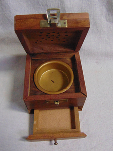 Caja de quemador de incienso Loban de madera cuadrada, hecho a mano Bakhoor quemador de madera, tapa tallada, cono Dhoop de resina, aromaterapia tradicional - Product Image 3