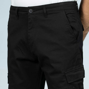 Pantalones cortos cargo informales para hombre de algodón 100% al por mayor, color negro de corte regular con patrón sólido y cierre de cordón bordado 3D - Product Image 2