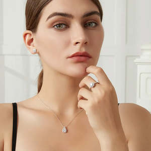Conjunto de Collar y Pendientes de Moissanita de 1ct con Certificación GRA, Corte Redondo Plateado, para Compromiso, Estilo Starlit Glamour - Product Image 3