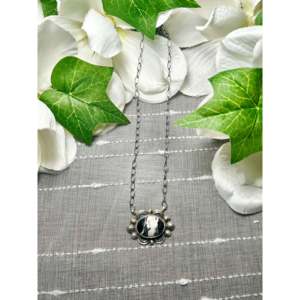 Collar con Bisel de Plata de Ley y Búfalo Blanco de Bennie Ramone - Product Image 1