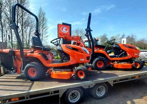 Tondeuse autoportée Kubota Z422 abordable, faible entretien, idéale pour les travaux de jardinage, d'agriculture et d'aménagement paysager - Product Image 3