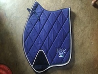 Tapis de Selle Anglais de Qualité Supérieure pour Cheval Collection Été Polyvalent de Saut Design Personnalisé Assurant une Équitation Confortable et Sécurisée