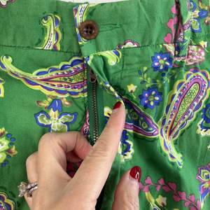 Shorts de golf simples pour hommes, fabriqués avec un tissu doux et léger, offrant un confort décontracté toute la journée - Product Image 4