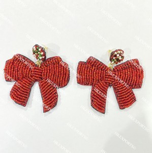 Pendientes de reno de Navidad chapados en oro hechos a mano, diseño único de joyería festiva con Reno con cuentas para Navidad - Product Image 3