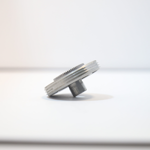 Conector de brida de aluminio de precisión mecanizado CNC personalizado, accesorio de disco roscado, superficie pulida, servicios de fundición estándar ISO - Product Image 1