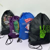 Sac à dos de sport promotionnel personnalisé à prix d'usine, sac à cordon en polyester 210D, impression personnalisée du logo, sac à cordon avec impression personnalisée
