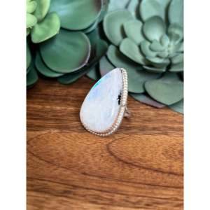 Anillo Reda Galvan con Incrustaciones de Piedras Lunares, Moderno y Elegante, con Baño de Oro Rosa, Talla 8, Regalo Perfecto - Product Image 4
