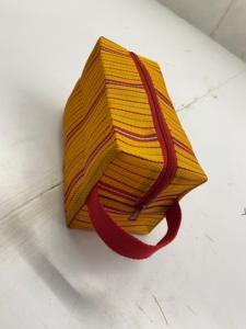 กระเป๋าเครื่องสำอางแบบซิปทำจากไนลอนรีไซเคิล เป็นมิตรกับสิ่งแวดล้อม ใช้ซ้ำได้  กระเป๋าโท้ทลายทางสำหรับเดินทางไปทะเล  พร้อมป้ายโลโก้ตามสั่ง - Product Image 2