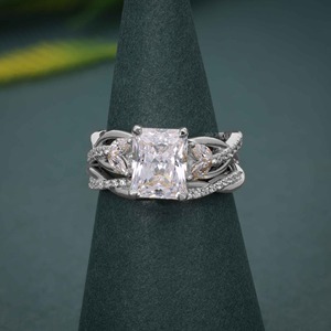 Conjunto de Anillo de Compromiso y Alianza de Diamantes Cultivados en Laboratorio con Certificación IGI, Estilo Lujoso, Radiantes y Retorcidos, con Oro de 14k - Product Image 5