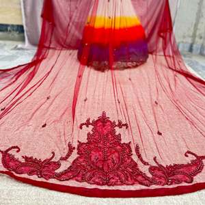 Velo de Novia Elegante Rojo de Dos Capas, 100% Poliéster, con Cuentas, Apliques y Peineta Decorativa para un Look Nupcial con Estilo - Product Image 3