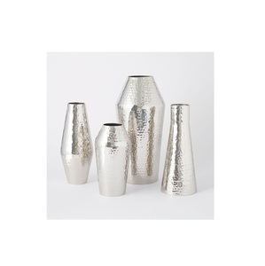 Elevate Décoration de mariage et de maison avec vase à fleurs en aluminium doré fait à la main Accent de table de qualité supérieure au design élégant - Product Image 5