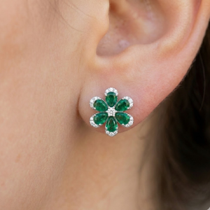 Magnifiques boucles d'oreilles en or blanc massif 18 carats avec émeraude en forme de fleur, pierre précieuse taille poire, halo de diamants festonnés, pour anniversaire - Product Image 2