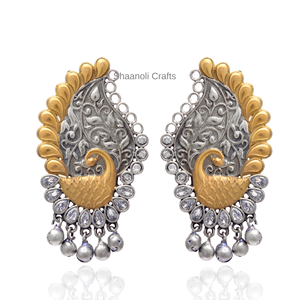 Boucles d'oreilles traditionnelles au design paon Deux tons Bijoux indiens élégants pour femmes et filles en fête de mariage, Hldi, Mehendi Wear Boucles d'oreilles - Product Image 4