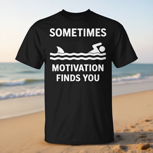 T-shirt vintage con stampa 'Sometimes Motivation Finds You Shark', design promozionale ispirato al vintage - Product Image 3