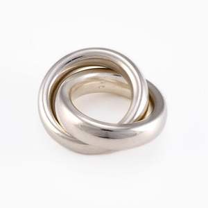 Rond de serviette élégant et créatif en métal doré pour les mariages et la décoration de fête. - Product Image 1