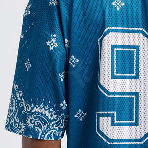 T-shirt à col en V en maille respirante avec coupe surdimensionnée pour le temps chaud - Product Image 2