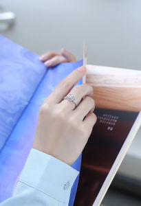 Lujo 925 Silver Lab Grown VVS Clarity Anillo de compromiso de diamante de corte redondo para mujer Joyería fina Boda con certificado IGI - Product Image 5