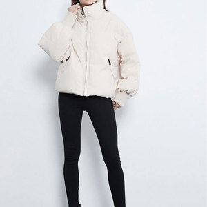 Vente en gros Vêtements d'extérieur d'hiver OEM Manteaux en duvet rembourrés chauds pour femmes avec logo personnalisé - Product Image 3