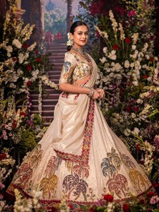 Lehenga choli กับ dupatta ในเนื้อเยื่อผ้าไหมเคี่ยวกับการเย็บปักถักร้อยลำดับการทำงานสำหรับงานแต่งงานและงานเลี้ยง - Product Image 2