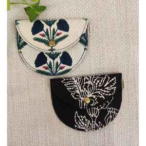 Ensemble de 2 mini-portefeuilles bohèmes Poppy avec décoration florale, en tissu, emplacements pour cartes et espace pour l'argent liquide, forme ronde - Product Image 1