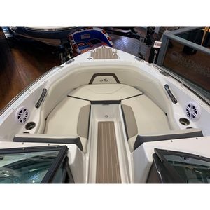 Bateau de luxe Monterey 224FS 2024 avec moteur MerCruiser inboard/outboard, réservoir de carburant de 55 gallons, profondeur de 3 pieds - Product Image 2