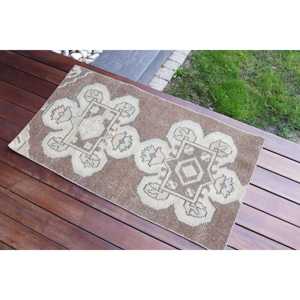 Alfombra turca vintage, alfombra de 1.8x3.3 pies, alfombra de lana marrón y blanca con motivos de plantas y árboles - Product Image 2