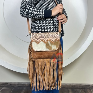 Bolso Bandolera de Cuero Vacuno con Flecos Estilo Western, Bolso de Hombro Boho Chic con Diseño Floral Grabado a Mano, Bolso de Viaje para Mujer - Product Image 1