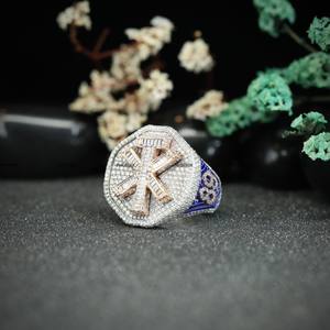 Bague en argent sterling 925 entièrement sertie de diamants de style hip-hop chrétien, avec croix de Jésus en émail, coupe ronde et baguette, en moissanite - Product Image 4