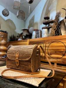 Lombok classique rotin tissé à la main Ata sac à main sac à bandoulière avec rabat en cuir et fermeture à pression en laiton artisanat en osier - Product Image 2