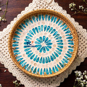 BANDEJAS DE MADRE DE PERLA Hechas a mano con borde de ratán natural para decoración del hogar de lujo y presentación de comedor - Product Image 2